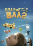 Poster van de film Brammetje Baas, met een jongetje dat van onderaan de poster omhoog kijkt en diverse fantasievolle objecten voorbij ziet vliegen, zoals een bus met mensen en een leraar met een vissenhoofd.