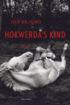 De kaft van het boek Hokwerda's kind van Oek de Jong waarop in zwart-wit een gevallen paard is afgebeeld. De titel en auteursnaam zijn in rood afgedrukt.