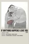 Poster voor de film If anything happens I love you met een gezin bestaande uit vader, moeder en dochter die knuffelen, weergegeven in grijstinten.